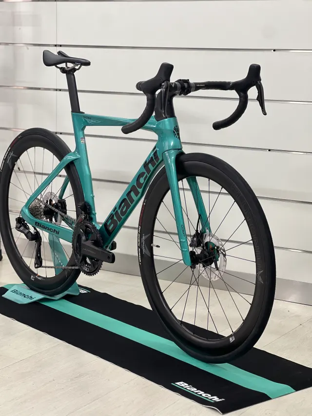 Bianchi Oltre Comp 2025 - Shimano Ultegra Di2 12s - Velomann